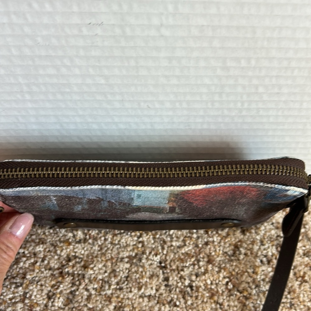 Vida crossbody scenic city scene clutch bag. - Picture 6 of 10